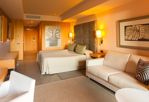 Interior-cama-sillon-habitaciones-doble-estandar-vista-Lopesan-Baobab-Resort_edited.jpg