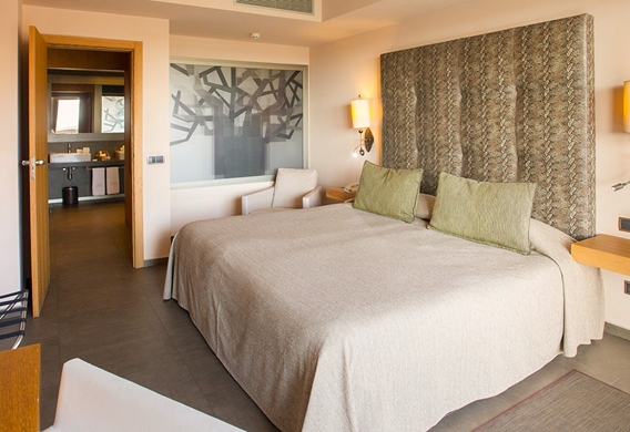 Interior-habitacion-cama-doble-Junior-Suites-Lopesan-Baobab-Resort_edited.jpg