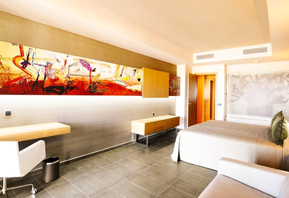 Vista-lateral-interior-cama-habitaciones-Doble-Estandar-Vista-hotel-Lopesan-Baobab-Resort_edited.jpg