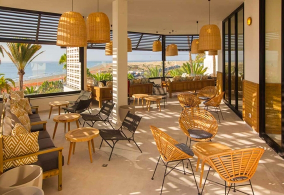Interior-lobby-terraza-fondo-hotel-corallium-dunamar-lopesan_edited.jpg