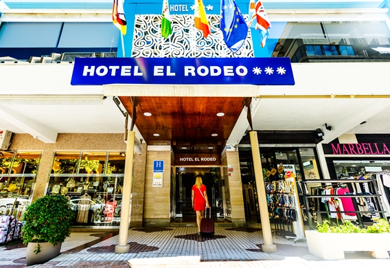 HOTEL MONARQUE EL RODEO-ENTRADA-2.jpg