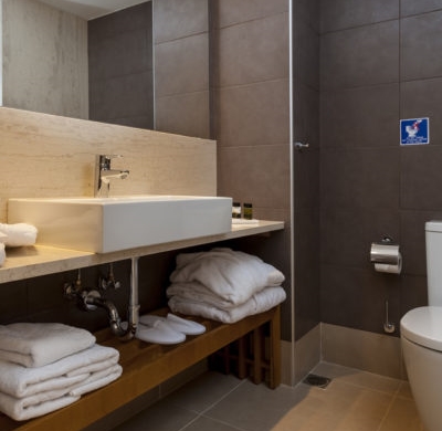 11.-Superior-Double-Room-Direct-Pool-Access-Bathroom-3-400x400.jpg