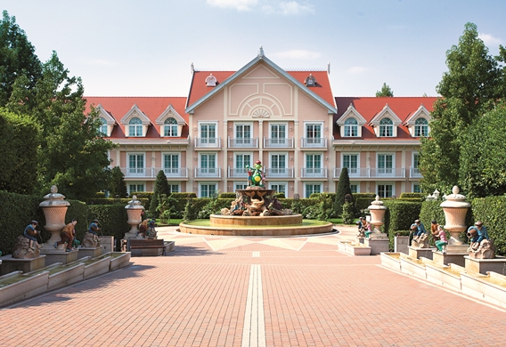 Gardaland Hotel_cortile interno.jpg